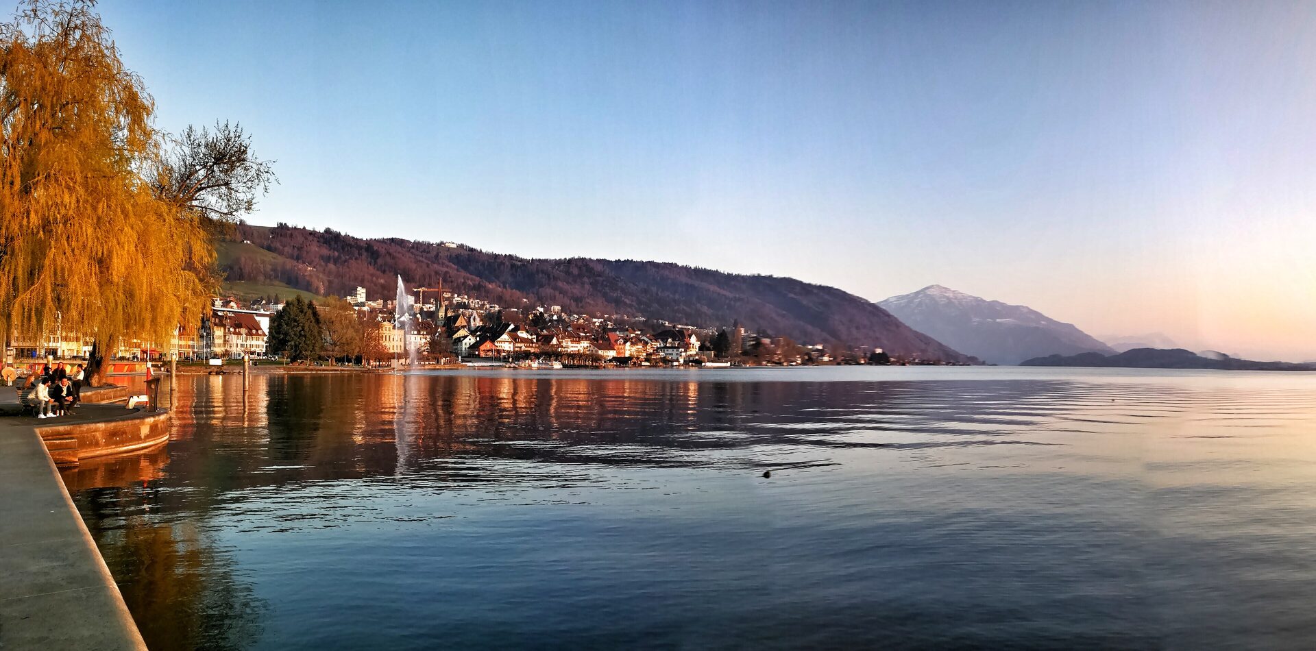 Die Stadt Zug am Zugersee bei Tagesanbruch, im Hintergrund die Rigi